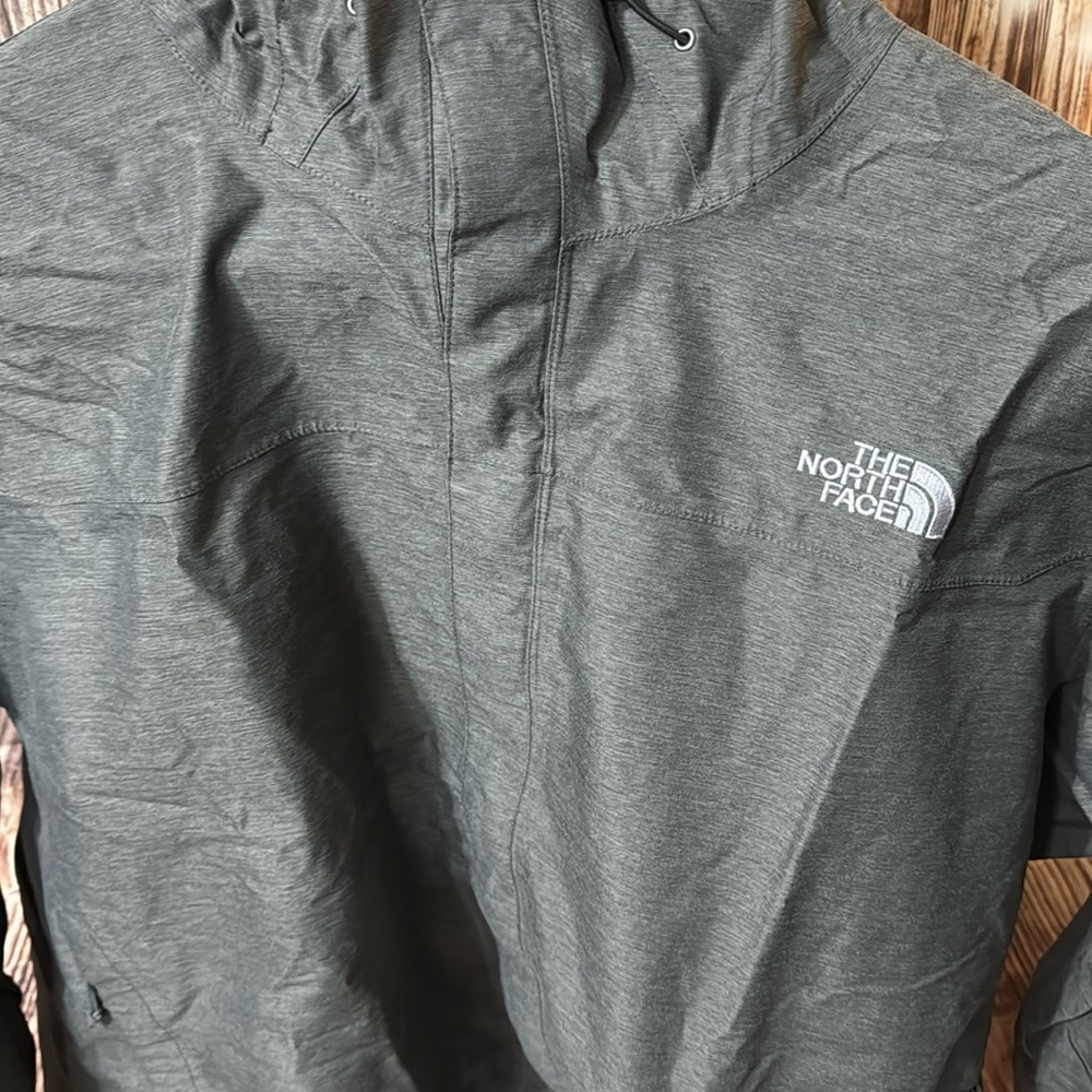 Men’s 3xl; the north face jackets; raincoat;pre loved; clean and no odor!